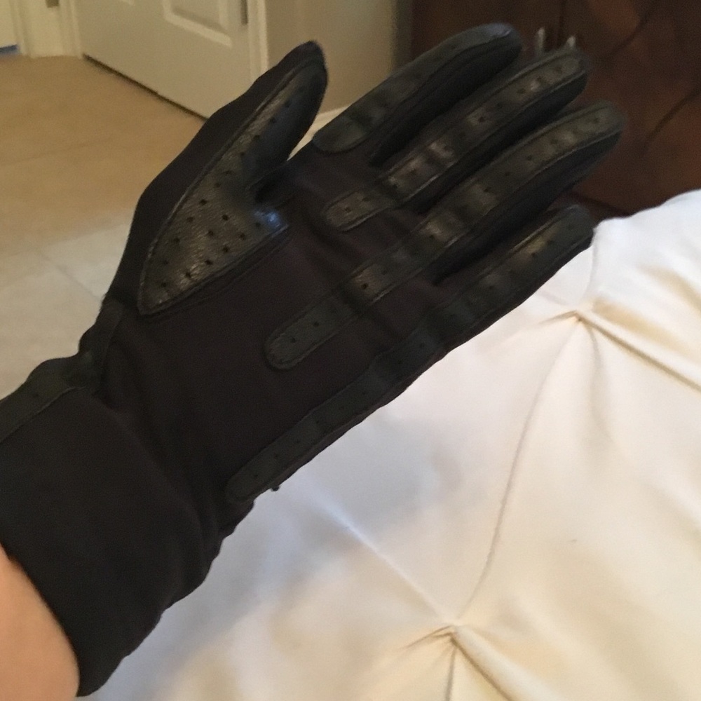 Isotoner-EUC-Women’s Classic Chevron Black Thinsulate Driving Gloves - Picture 6 of 6